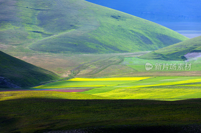 Piano Grande di Castelluccio，位于绿色山丘上的村庄，意大利